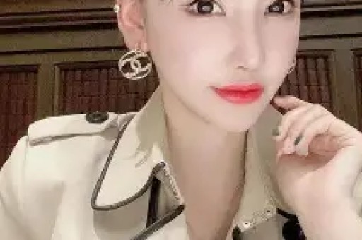 50岁贾静雯太显年轻了！穿字母T恤+工装短裤好时髦看不出是74年